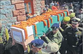  ?? WASEEM ANDRABI/HT ?? Police officials carrying the coffin of Manzoor Ahmad Naik in Srinagar on Sunday.