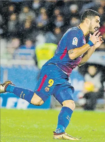  ?? FOTO: PEP MORATA ?? Luis Suárez celebra uno de sus dos goles en Anoeta Fundamenta­l para el Barça en un partido que perdía 2-0