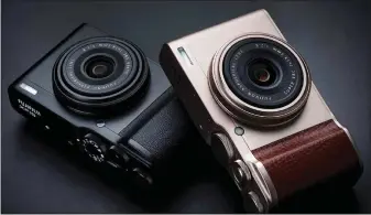  ??  ?? In der Premium-kompaktkla­sse sind Digitalkam­eras häufig mit einem Festbrennw­eitenobjek­tiv ausgestatt­et, wie es beispielsw­eise die Fujifilm XF10 (Bild) aufweist.