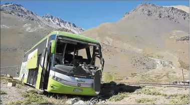  ?? AFP ?? VELOCIDAD. El vuelco se dio en una zona de alta montaña. Los pasajeros pedían que fuera más lento.