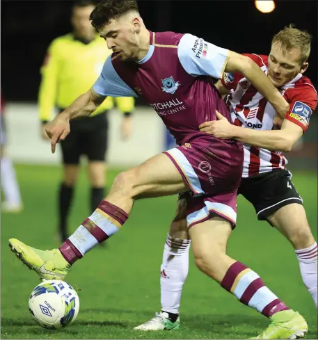  ??  ?? Richie O’Farrell, one of Drogheda United’s new signings, holds off Derry City’s Conor McCormack.