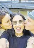  ??  ?? Demi Moore, con los novios.