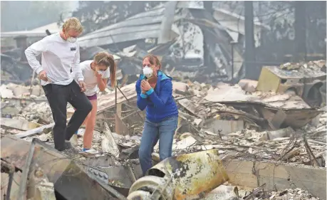  ?? JEFF CHIU, AP ?? Mary Caughey finds her wedding ring as residents sift through debris Tuesday in Kenwood, Calif.