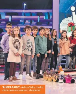  ??  ?? ‘AHORA CAIGO’. Arturo Valls, con los niños que concursan en el especial.