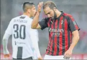  ?? AFP ?? AC Milan's 31-year-old Argentine forward Gonzalo Higuain (right) has failed to score in his last seven games.