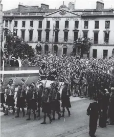  ?? ?? Dan, 91, main picture, in London, while middle, Dan and daughter Eleanor, and above, VE Day crowds in George Square, 1945