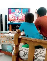  ?? ?? Children addicted to TV in the absence of lessons