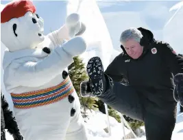  ??  ?? Le premier ministre Stephen Harper a comparé ses pas de danse avec Bonhomme lors de son passage dans la capitale.