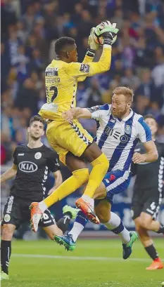  ??  ?? Depoitre foi aposta para o jogo aéreo