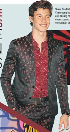  ??  ?? Shawn Mendes lució uno de los mejores estilismos masculinos. Con una americana y pantalón a conjunto, de The Kooples, en azul marino y con un estampado en tono rojizo. Completó el look con una camisa roja y también con detalles estampados, que...