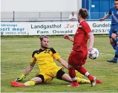  ??  ?? Nicht oft genug konnte der TSV Pöttmes (hier Daniel Söllner) Langenmose­ns Keeper Maximilian Oswald überwinden. Am Ende gab es eine 1:2 Pleite.