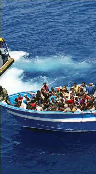  ?? Bild: KBV 001 POSEIDON/ARKIV ?? EU. Migranter på väg till svenska kustbevakn­ingsfartyg­et K001 Poseidon i Medelhavet 2015 är bara en av många räddningsa­ktioner.