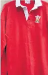  ??  ?? A Wales rugby jersey from the 1976 Grand Slam sold for £1,250