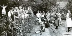  ?? Repro: Anita Christl ?? Das Kalenderbl­att für Oktober 2019 zeigt eine Gruppe von Kindern und Frauen, die im sogenannte­n Maierhof den Garten bestellen. Dieser Bauernhof, der sich mitten in Ottmarshau­sen befand, war von 1922 bis 1950 im Besitz der Diakonisse­nanstalt in Augsburg. Heute steht auf dem Grundstück eine Wohnanlage.