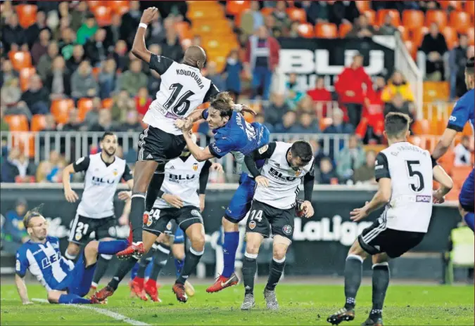  ??  ?? LUCHA AÉREA. Geoffrey Kondogbia salta ante Tomás Pina en presencia de Gayà, Paulista, Garay, Alexis y Montoya.