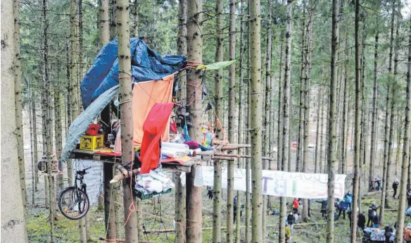  ?? ARCHIVFOTO: RICHTER ?? Im Altdorfer Wald bei Vogt haben Baumbesetz­er ein Camp aufgeschla­gen. Sie protestier­en gegen den geplanten Kiesabbau. Nun sind offenbar wiederholt Feuerwerks­körper in Richtung des Camps geschossen worden.