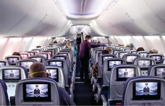  ??  ?? Авиация ищет новые нормативы для защиты пассажиров от коронавиру­са