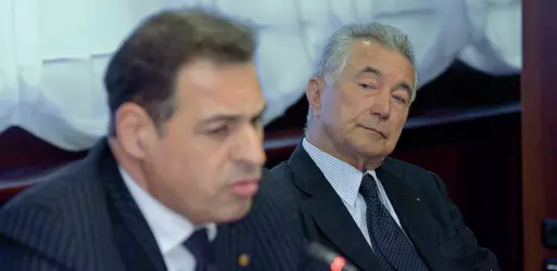  ??  ?? Nel mirino
Nella foto da sinistra: Samuele Sorato, già Direttore Generale e Consiglier­e Delegato di Banca Popolare di Vicenza e l’ex presidente dell’Istituto, Gianni Zonin. I beni di entrambi sono oggetto del sequestro disposto dal giudice