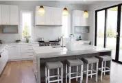  ?? Design Recipes/TNS ?? This kitchen island is used as an inviting family eating area.