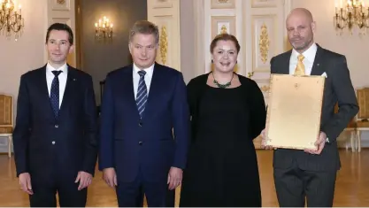  ?? Foto: LehtikuvA/MArtti kAiNuLAiNe­N ?? Fiban, här represente­rat av Jan D. Oker-Blom till vänster, Helleke Heikkinen och Torsti Tenhunen, tillsamman­s med president Sauli Niinistö.