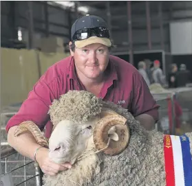  ??  ?? Keith Mackley and Lois Trimble inspect prize-winning fleece, and above, John Dalla, Warooka, with his champion MarchPictu­res: PAUL CARRACHER