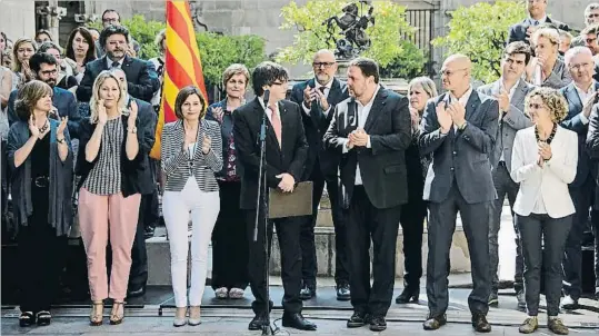  ?? ROSER VILALLONGA ?? Solemnitat al pati dels Tarongers. Puigdemont i Junqueras van voler donar formalitat a l’anunci del referèndum