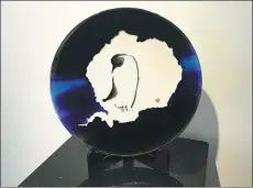  ?? PROVIDED TO CHINA DAILY ?? A porcelain piece is among the works by Wang Xuyuan at a recent show during the 40th Antarctic Treaty Consultati­ve Meeting in Beijing.