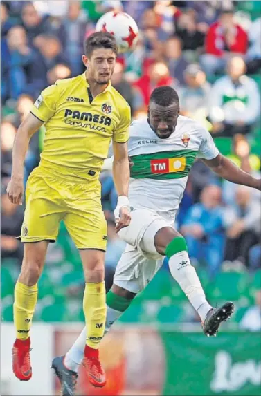  ??  ?? TABLAS. Neyder, ayer, gana por alto una acción ante un jugador del Villarreal B.