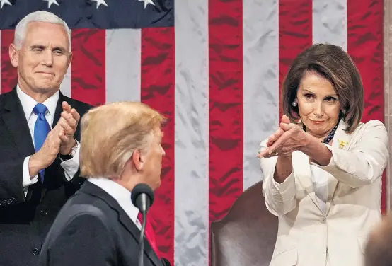  ??  ?? Donald Trump beschwor parteiüber­greifende Einheit, seine demokratis­che Gegenspiel­erin Nancy Pelosi applaudier­te demonstrat­iv.