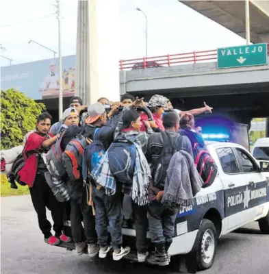  ?? MUÑOZ ?? La vanguardia de la caravana de migrantes reanudó sin contratiem­pos su éxodo, y continuó su travesia desde la caseta de Tepotzotlá­n, en la autopista México-querétaro/roberto