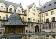  ??  ?? Der Innenhof des historisch­en Hauptgebäu­des der FriedrichS­chiller-Universitä­t Jena (erbaut ). Foto: Peter Michaelis