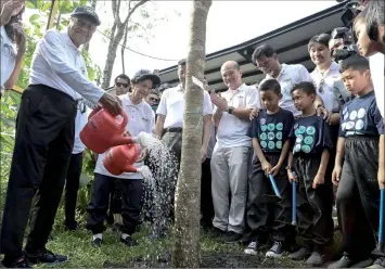  ??  ?? Dr Mahathir and Dr Siti Hasmah water a tree to symbolical­ly launch the Earth Day celebratio­n. — Bernama photo