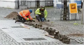  ?? Fotos: Bernhard Weizenegge­r ?? Barrierefr­eie Laufwege und verflachte Ablaufrinn­en sollen Menschen das Begehen der Günzburger Altstadt mit ihrem groben Kopfsteinp­flaster erleichter­n. Ein erstes Versuchsfe­ld, das Arbeiter in der Hofgasse angelegt haben, hat sich bewährt.