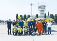  ?? (Police Spokesman’s Unit) ?? THE ISRAELI DELEGATION of firefighte­rs poses in front of a plane in Montenegro.
