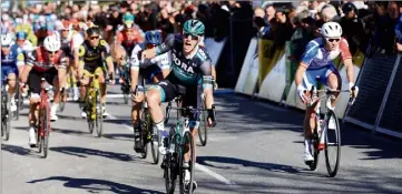  ?? (Photos Franck Muller) ?? Sam Bennett saute Arnaud Démare et s’impose d’un demi-vélo sur la ligne d’arrivée.