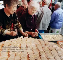  ??  ?? A Guiyang juweihui organizes elderly residents to make dumplings during the Chongyang “Seniors” Festival