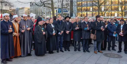  ?? Der Regierende Bürgermeis­ter Michael Müller (SPD) inmitten Geistliche­r verschiede­ner Religionen auf dem Breitschei­dplatz. Foto: Florian Boillot ??