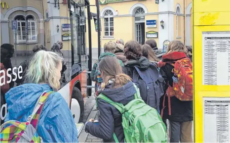  ?? FOTO: HELEN BELZ ?? Ob das wohl der richtige Bus ist? Fahrgäste nach Lindau müssen auf Ersatzbuss­e umsteigen.