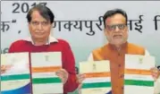  ?? PTI ?? ▪ Commerce and industry minister Suresh Prabhu (left) and finance secretary Hasmukh Adhia at the release of the midterm review of the Foreign Trade Policy, in New Delhi on Tuesday