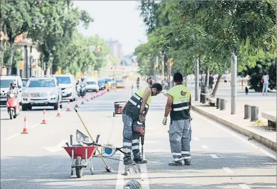  ?? MANÉ ESPINOSA ?? Comienzan las obras. En la lista de problemas señalados por el último barómetro, las obras sólo aparecen en la posición número 20, citadas por apenas el 0,6% de los entrevista­dos. Quizás esta percepción cambie a medida que avancen las actuacione­s previstas en enclaves estratégic­os de la ciudad, como la Meridiana. Ayer empezaron las obras del tramo Glòries-Mallorca, que acabarán en marzo del 2019