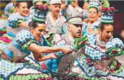  ??  ?? Carla Andrino e Mário Rui são padrinhos da marcha da Graça, uma das 20 concorrent­es no desfile desta noite na avenida