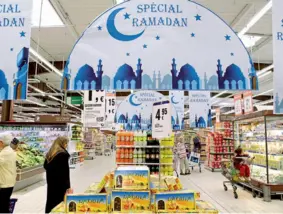  ??  ?? Le halal est une contrainte pour les employeurs mais représente aussi un formidable marché. En 2009, déjà, ce Leclerc de Vitry-sur-Seine s’était adapté à la demande.