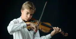  ??  ?? In gara Qui sopra Valerio Scarano, violinista, del Conservato­rio Verdi di Milano