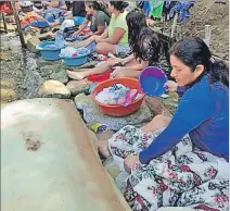  ?? CORTESÍA ?? Hábito. Las mujeres lavan sus prendas en los pozos de agua azufrada.