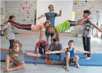  ?? FOTO: SIMON SCHNEIDER ?? Proben für eine Zirkusauff­ührung: Zirkuspäda­goge Max Pannicke (hinten) vom Freiburger Abeba Zirkus trainiert mit Schülern der Albert-Schweitzer-Schule für den großen Auftritt am Freitag.