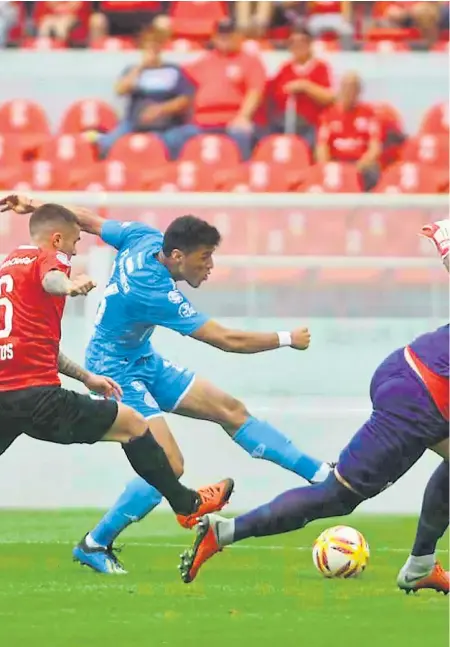  ??  ?? Leonardo Sequeira. El santiagueñ­o fue peligroso cuando jugó de punta. Pateó muy bien el penal para el 1-0, que al final la “B” no pudo aguantar.