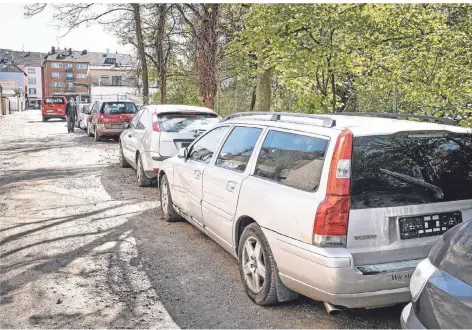  ?? FOTOS: AREND (2)/PICKARTZ ?? Zahlreiche Wagen ohne Kennzeiche­n parken in Hochfeld etwa an der Brückenstr­aße und der Paulusstra­ße.