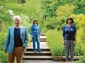  ?? Foto: Franz Issing ?? Zuständig für die Ausbildung zum „Wald-Gesundheit­strainer“in Bad Wörishofen. Die Professore­n Eberhard Volger, Angela Schuh (LMU) sowie Kneippärzt­ebund-Geschäftsf­ührerin Ute Ammerpohl.