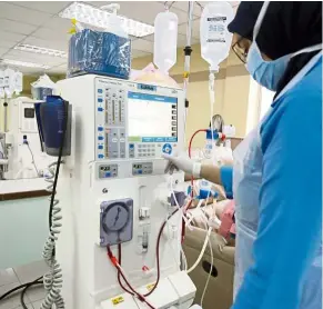  ?? — FAIHAN GHANI/The Star ?? A nurse checking on a dialysis machine during treatment.
