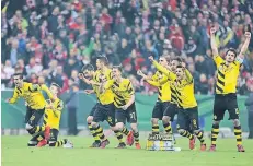  ?? FOTO: IMAGO ?? Sebastian Kehl (4.v.l.) und seine BVB-Kollegen im Moment des feststehen­den Halbfinal-Sieges im DFB-Pokal bei den Bayern im April 2015.